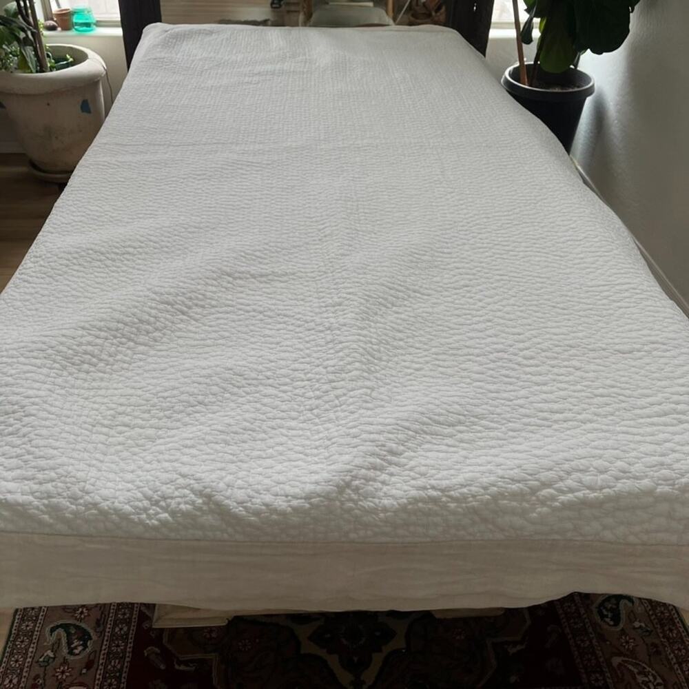 Hotel Collection King Matelasse Textured Coverlet Quilt White Beige Border